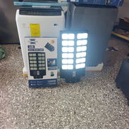 Lámparas de exterior con panel solar nuevas en caja... 1200 watts 1600 watts - Img 55664730