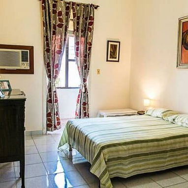 🏡Cod.Z Alquiler  en el  Vedado – 2 habitaciones + baño + balcón - Img 115274579