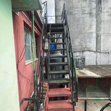 🏡 Casa en venta – Marianao 3 pisos, céntrica y con terraza - Img 115853901