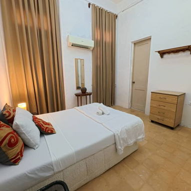 Apartamento independiente en La Habana Vieja – 2 hab c/baño privado cada una – Terraza y cocina – 70 USD noche - Img 119583191