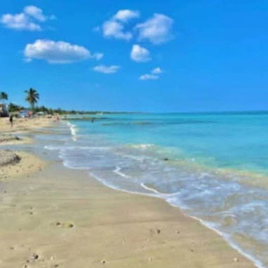 Linda casa en renta con piscina grande en la playa de Guanabo, a 3 cuadras del mar, 2 habitaciones +53 52463651 🏊‍♀️E - 4/5