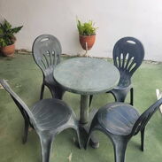 Mesa plástica con cuatro sillas - Img 45557348