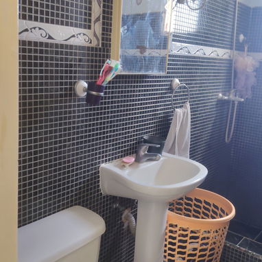 Se vende apto de lujo en biplanta de 4 aptos con garaje colectivo. Ubicado en 34 cerca de la ave 19, en planta alta, pla - Img 127648251