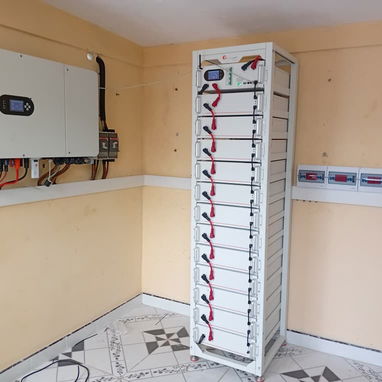 Sistema de almacenamiento de energía: inversor trifásico 50 kW y baterías LiFePO4 - 2/2
