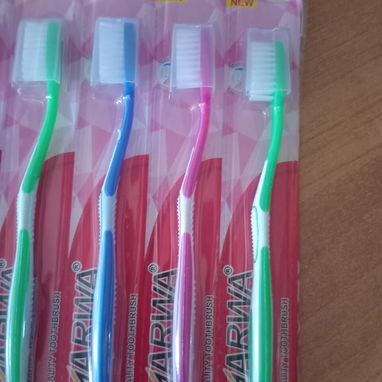 Set de 12 cepillos dentales con sus protectores. Cepillos Medios - 3/4
