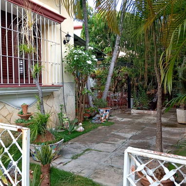 Casa independiente en miramar de 5/4 + garage. Dos plantas. - 4/6