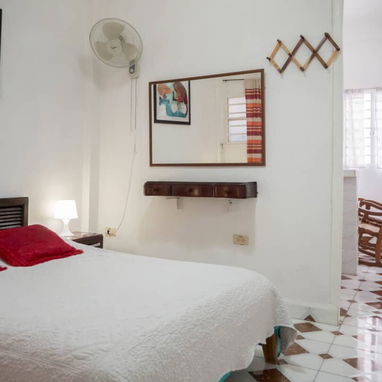 🏠 Discover this linear rental apartment in Central Havana. Near Carlos III. 👥 Sleeps 3: $400 USD per month - Img 120555493