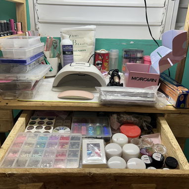 VENDO MESAS DE UÑAS CON ABSOLUTAMENTE TODO PARA EMPEZAR escríbanme al pv para enseñarles todas las fotos - 9/10
