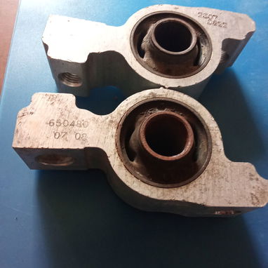 Se vende brazo de dirección de Toyota y bujes soportes de parrilla de pegout 407 y otros. - Img 122493613