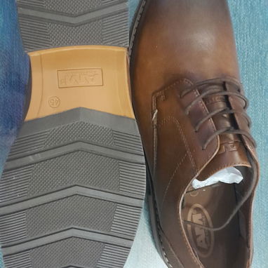 Zapatos de marca nuevos comprado en Deichmann. Precio original. Tallas grandes - 9/10