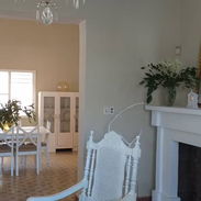 VENDO MESA DE COMEDOR BLANCO DE CEDRO Y CAOBA Y 6 SILLAS----52708155 - Img 54587178