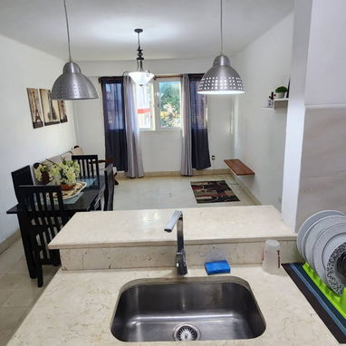 RENTA DE APARTAMENTO DE 2 HAB + 2 BAÑOS VEDADO RECIEN REMODELADO ZONA 28 E/ 17 Y 19 - 3/4