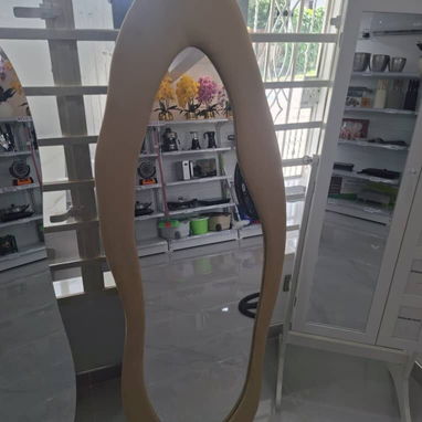 Espejos asimétricos de pie y de pared con gamuza, disponibles con gamuza blanca, negra y beige. 140 usd - 3/3