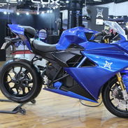 Primer prototipo de motocicleta deportiva eléctrica expuesto en la Auto Expo 2018 de Nueva Delhi. La Emflux One tiene un - Img 55990998