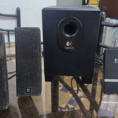 Sistema de altavoces Logitech X-240 con subwoofer 2.1 25w RMS es de uso Al pv 55815163 WhatsApp - 3/3