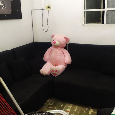 Se vende cama capitonada con su colchón y mesitas . - Img 122035237