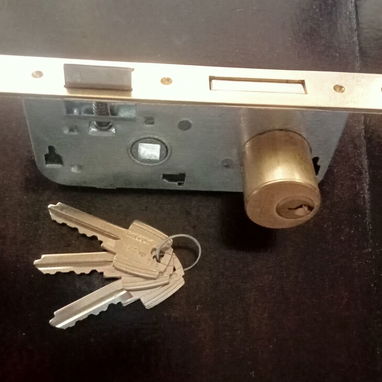 Vendo: Mensajería Vedado Plaza de la Revolución 1- Cerradura Tesa Assa Aboy , uso recomendado para puerta de entrada mat - Img 127513085
