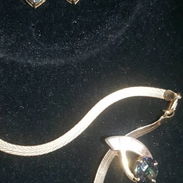 Juego de aretes y dije en oro y piedra - Img 57306984