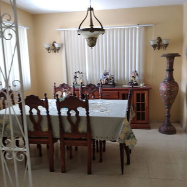 Vendo Linda Casa de construcción capitalista + Apartamento. Frente a calle. Placa libre. Residencial Aldabó. Boyeros. - 3/10