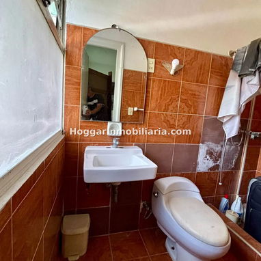 GG-170 ¡MAJESTUOSA CASA INDEPENDIENTE EN ESQUINA EN NUEVO VEDADO POR 350000! (5 CUARTOS, 5 BAÑOS, JARDÍN Y GARAJE) - 6/10