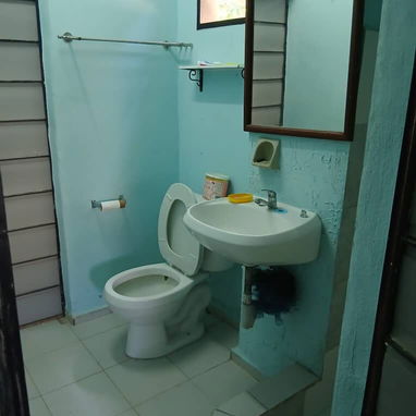 VENDO Casa independiente con patio grande en Los Pocitos, 423 m2 en total. Marianao. CASA Consta de: Portal grande - Img 124761834