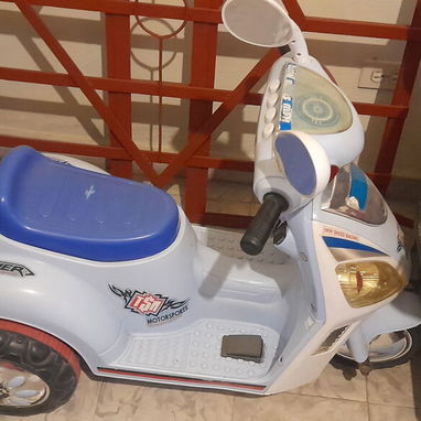 MOTO ELECTRICA DE JUGUETE PARA NIÑOS CON BATERIAS DE REPUESTO - 2/2