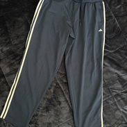 Pantalón deportivo original Adidas color hermoso más lindo en físico que en foto - Img 57574601