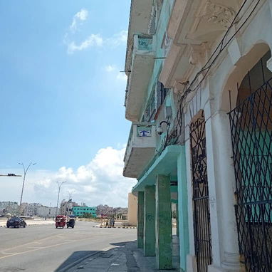 "$17000. PRECIO AJUSTADO. En venta  apartamento en Centro Habana. Edificio  de 3 pisos con garaje. Referenc: Ameijeiras - 2/8