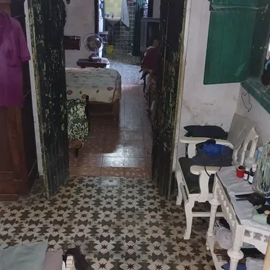 Se vende casa antigua con patio de tierra - Img 118487311