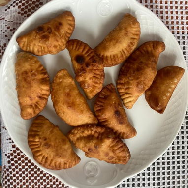 Empanaditas de guayaba, picadillo y queso - Img 118680442