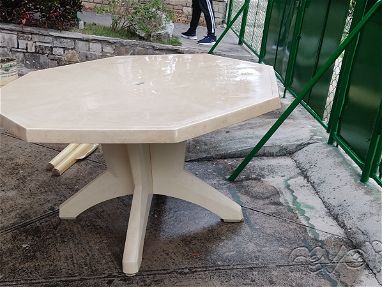 Vendo.mesa plástica grande con bar plástico 53443546 - Img 67468693