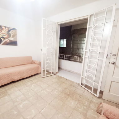 Se renta apto de una habitación en el Vedado, cerca de 23 y 8. 54026428 - 2/7