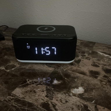 Reloj despertador con altavoz, cargador inalámbrico, relojes despertadores digitales para dormitorios con Bluetooth, rel - 2/4