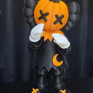 Figura decorativa Halloween KAWS: Edición Calabaza Maldita 20cm de altura - Img 58018188