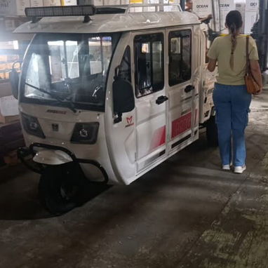 Triciclo eléctrico MAGIKBIKE Doble cabina, capacidad para 4 pasajeros y 500kg de carga, 45km/h, 1800W, autonomía +70Km - 2/3