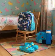 Combo escolar con chancletas tipo  crocs, lunchera o merendero, mochila y pomo o botella de agua - Img 50639094