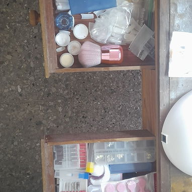 Vendo mesa de uñas tiene dos maquinas una recargable y la otra no y tiene dos lámpara de corriente nuevo vedado plaza 63 - Img 126172331