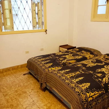 Se vende apto de dos cuartos, primer piso muy próximo a 23 y 12. - 3/7