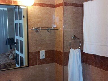 Renta de casa de 3 habitaciones,2 baños,TV, teléfono ,muy cerca del Malecón Habanero - Img 53227441