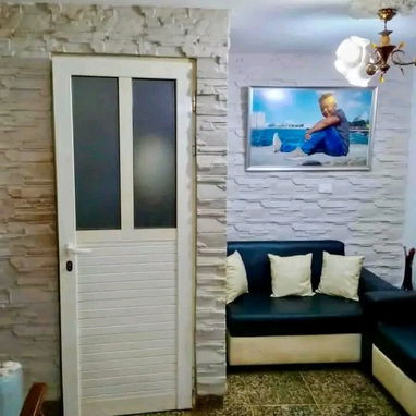 Casa de 4 plantas y 4 cuartos en pasillo interior en el VEDADO en 25000 - 2/7