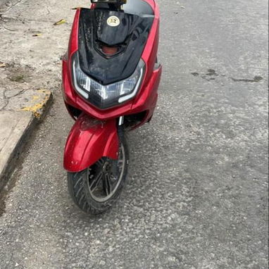 Moto automática 100 cc rin 12 alante y 10 atrás papeles del motor y papeles del cuadro 600 hay q pasarle la mano pero es - Img 124047901