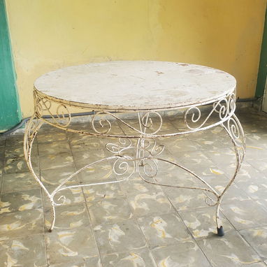 Mesa de hierro con 2 sillas - Img 117968321