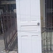 Vendo puertas 🚪de madera 🪵 de la mejor calidad barnizadlas y pintadas vienen con sus cristales - Img 57889861