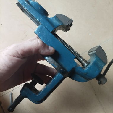 Tornillo de banco pequeño para manualidades, cerrajeros, etc. 30 USD. De uso - 2/2