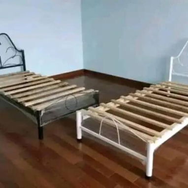 Camas capitoneadas y de tubo, colchones y muebles con mensajería gratis - 3/10