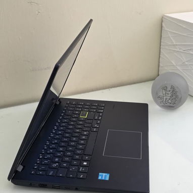Laptop ASUS VivoBook  (Básicamente Nueva)  Procesador Intel(R) Celeron (R) N4500  Grafica GPU Intel(R) UHD Graphics  4GB - 3/3