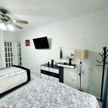 🏠 Casa De Renta Lineal En Miramar. 🛏️ Tiene 3 habitaciones. 📞 Reserva: +5355284821 - 4/10