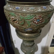 bucaro y pedestal de bronce esmaltado - Img 45273314