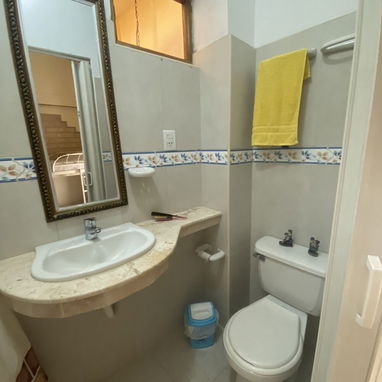 En venta casa colonial en la Habana Vieja. Toda la esquina, excelente para negocio!! - 8/10