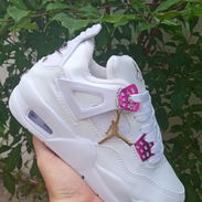 Retro 4 blanco detalle purpura - Img 55984232